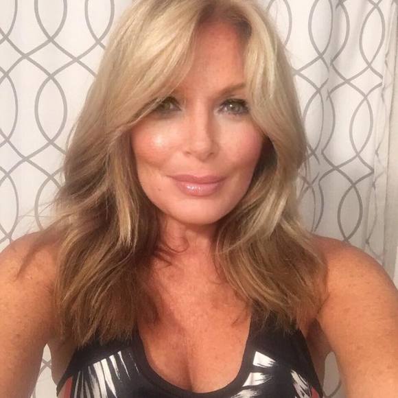 Meet your Posher, Debbie - Picture 1 of 2